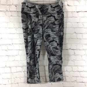 Danskin Now Black & Gray Capri Leggings with pocket - Size Medium (8-10)